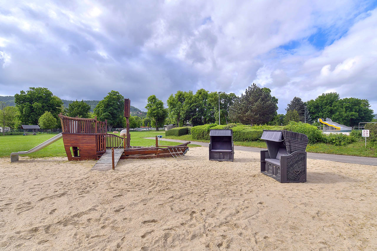 Beste Kulisse und beste Bedingungen fürs Abtauchen während der Sommerferien: das Jenaer Ostbad. Foto: Jenaer Bäder; J. Scheere