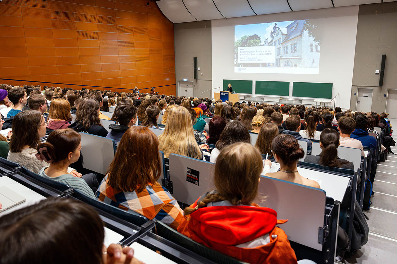 Studierende im vollbesetzten Hörsaal 1 der Universität Jena. (Foto: Nicole Nerger/Universität Jena) Studierende im vollbesetzten Hörsaal 1 der Universität Jena. (Foto: Nicole Nerger/Universität Jena)