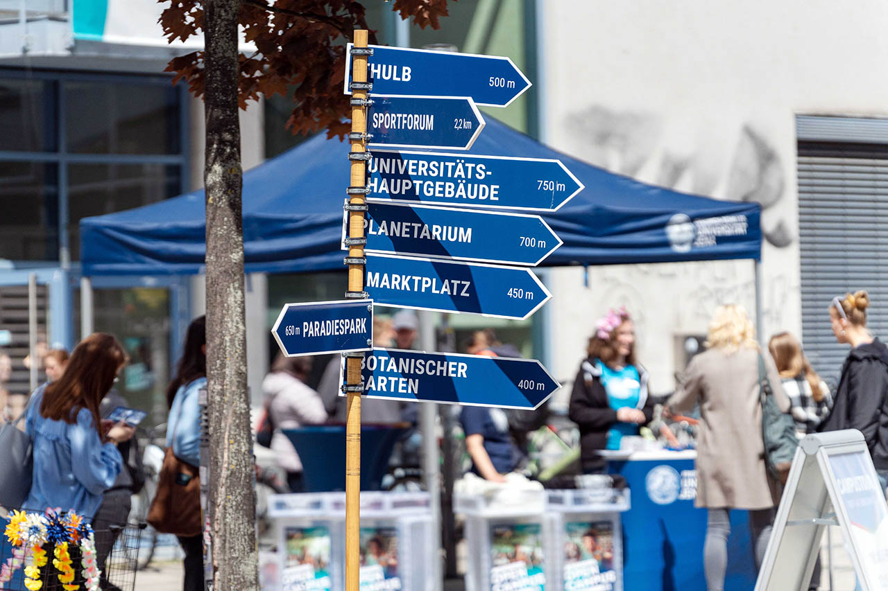 Blick auf den Campus Ernst-Abbe-Platz während des Studieninfotages am 17.05.2025 an der Friedrich-Schiller-Universität Jena. (Foto: Nicole Nerger/Universität Jena)