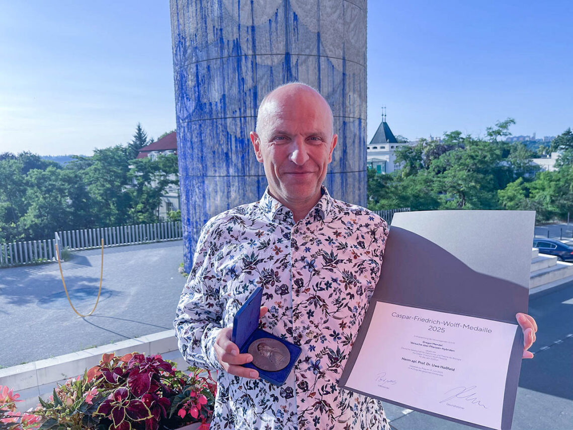 Apl. Prof. Dr. Uwe Hoßfeld wurde am 21. Juni mit der Caspar-Friedrich-Wolff-Medaille der Deutschen Gesellschaft für Geschichte und Theorie der Biologie (DGGTB) ausgezeichnet. Foto: Foto: Lena-Elisa Kröller, Prag // Uni Jena