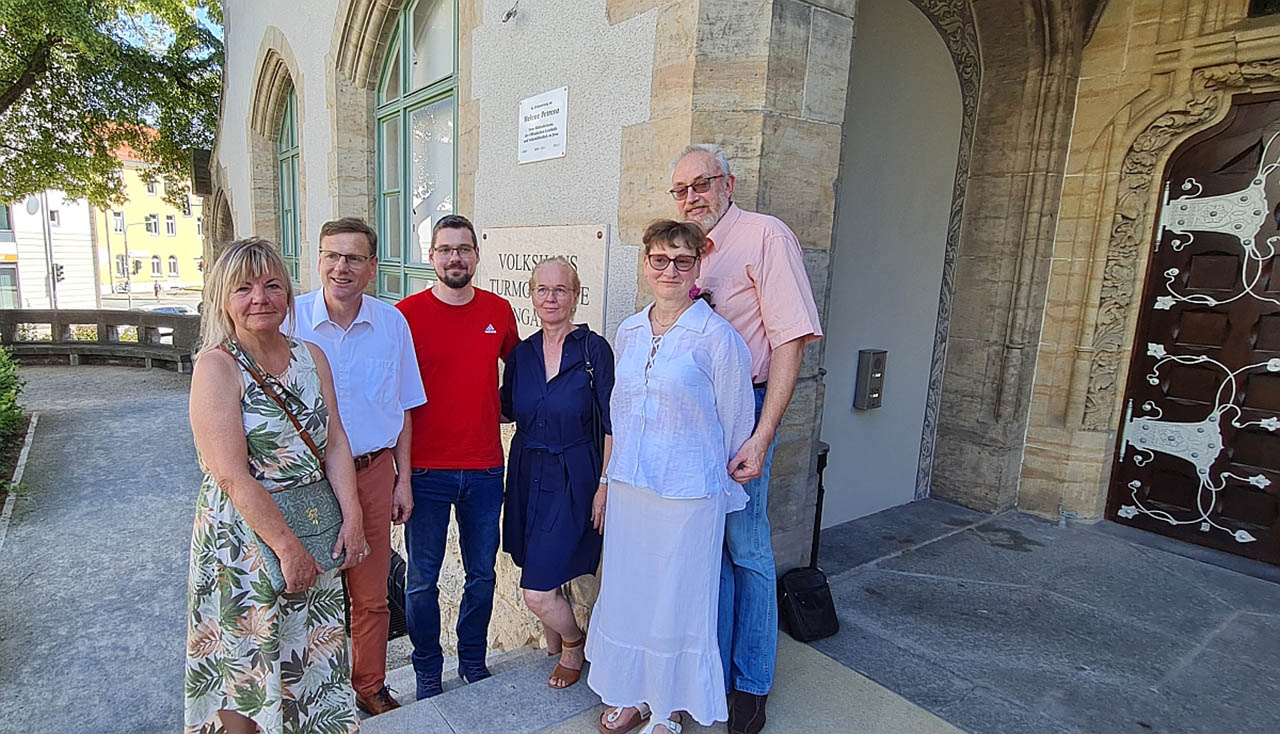 Feierliche Einweihung der Gedenktafel am 1. Juli. v.l.n.r. Prof. Andrea Nikolaizig, Ingo Morgenstern, Kai Morgenstern, Ilka Morgenstern, Ina Lück und Martin Lück, Foto: JenaKultur.