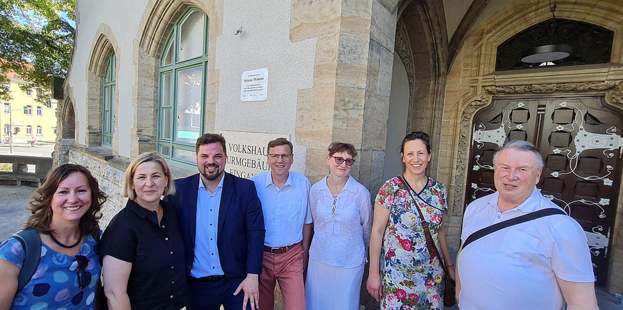 Neue Gedenktafel erinnert an Helene Petrenz in Jena. v.l.n.r. Evelyn Halm, Katja Müller, Johannes Schleußner, Ingo Morgenstern, Ina Lück, Friedrun Vollmer, Dr. Dietmar Ebert, Foto: JenaKultur