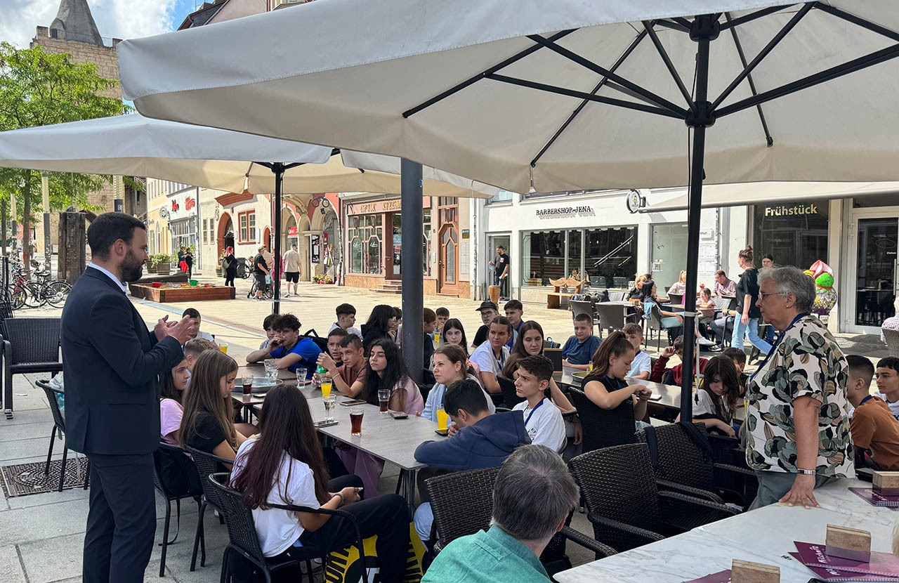 Jugendliche aus Lugoj genießen Ferien in Jena. Bürgermeister Koppe lädt zum Eis ein. Foto: Stadt Jena