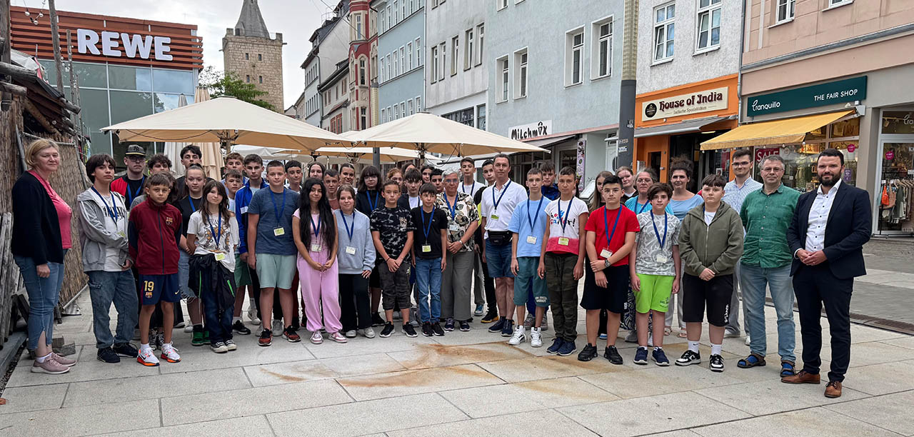 Jugendliche aus Lugoj genießen Ferien in Jena. Bürgermeister Koppe lädt zum Eis ein – Teil der langjährigen Städtepartnerschaft mit Rumänien. Foto: Stadt Jena