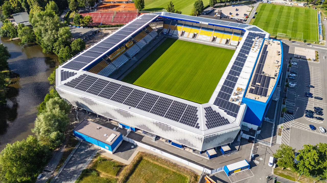 Stadt Jena äußert sich zu Hausverboten nach dem Spiel FCC vs. Chemie Leipzig und betont rechtliches Vorgehen und Schutz der Veranstaltungssicherheit. Foto: Blick auf das Jenaer EAS, Frank Liebold, Jenafotografx