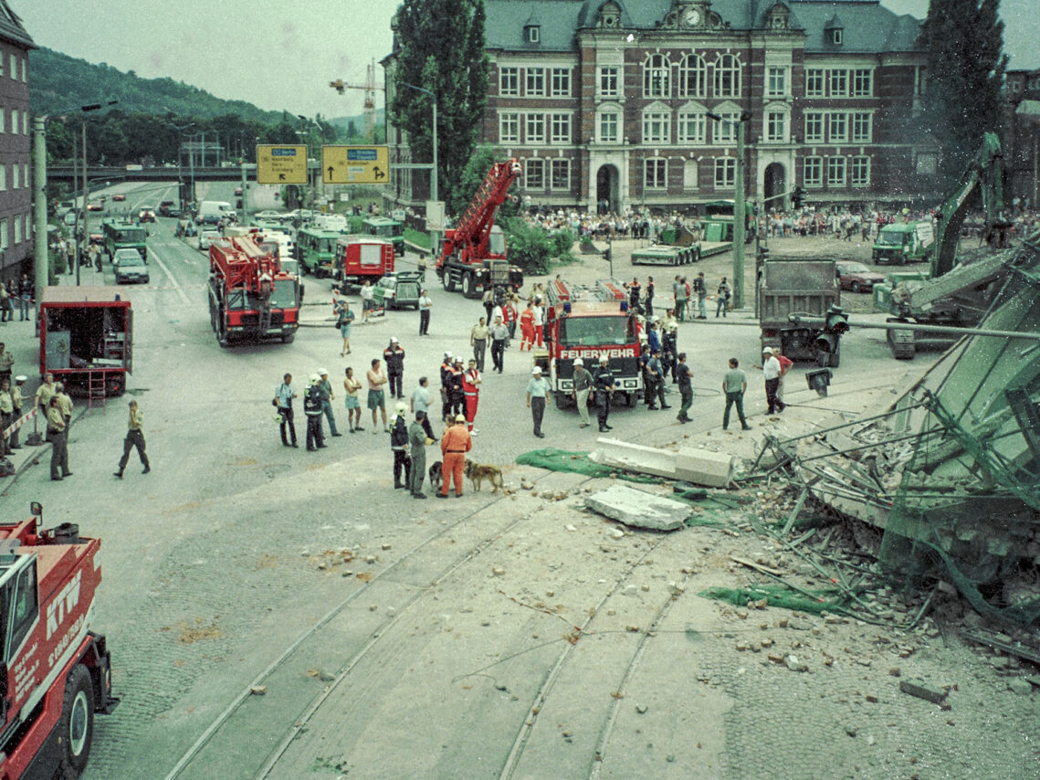 Zum 30. Jahrestag erinnert Jena an den Einsturz des Roten Turms 1995, bei dem vier Menschen starben. Mahnung an Verantwortung und Bauqualität. // Foto, Archiv 1995, Stadt Jena
