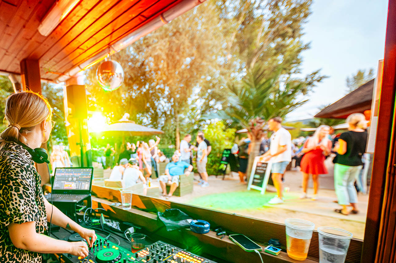 Sommerfeeling im Herbst: Entspannte After Work Party in Jena After Work Party am 2. Oktober in Jena: Strandbar Strandschleicher mit DJs, Cocktails, Grill, Lagerfeuer & Spendenaktion für Kinder. Foto: Stadtwerke Jena