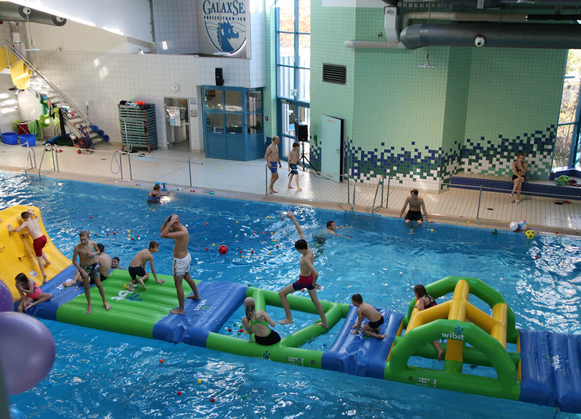 Zum Weltkindertag am 20.09. lädt das GalaxSea Jena Familien zu Wasserspaß, Aqua-Track und Aktionen ein. Ein Erlebnis für Kinder und Eltern. Foto: Stadtwerke Jena