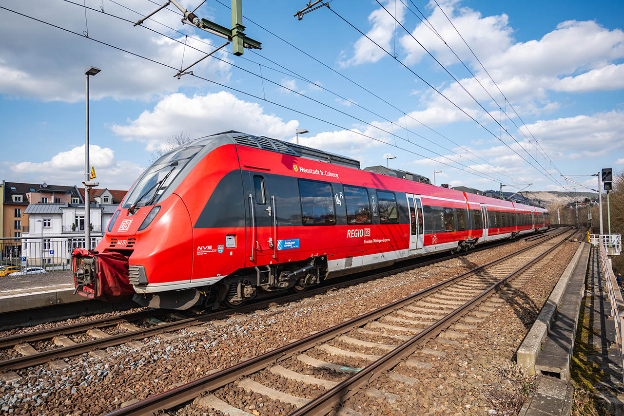 Deutschland-Ticket: Preiserhöhung ab 2026 beschlossen Das Deutschland-Ticket wird ab Januar 2026 teurer. Der Preis steigt von 58 auf 63 Euro – und bleibt dennoch eine günstige Alternative für Pendler. Foto: Frank Liebold, Jenafotografx