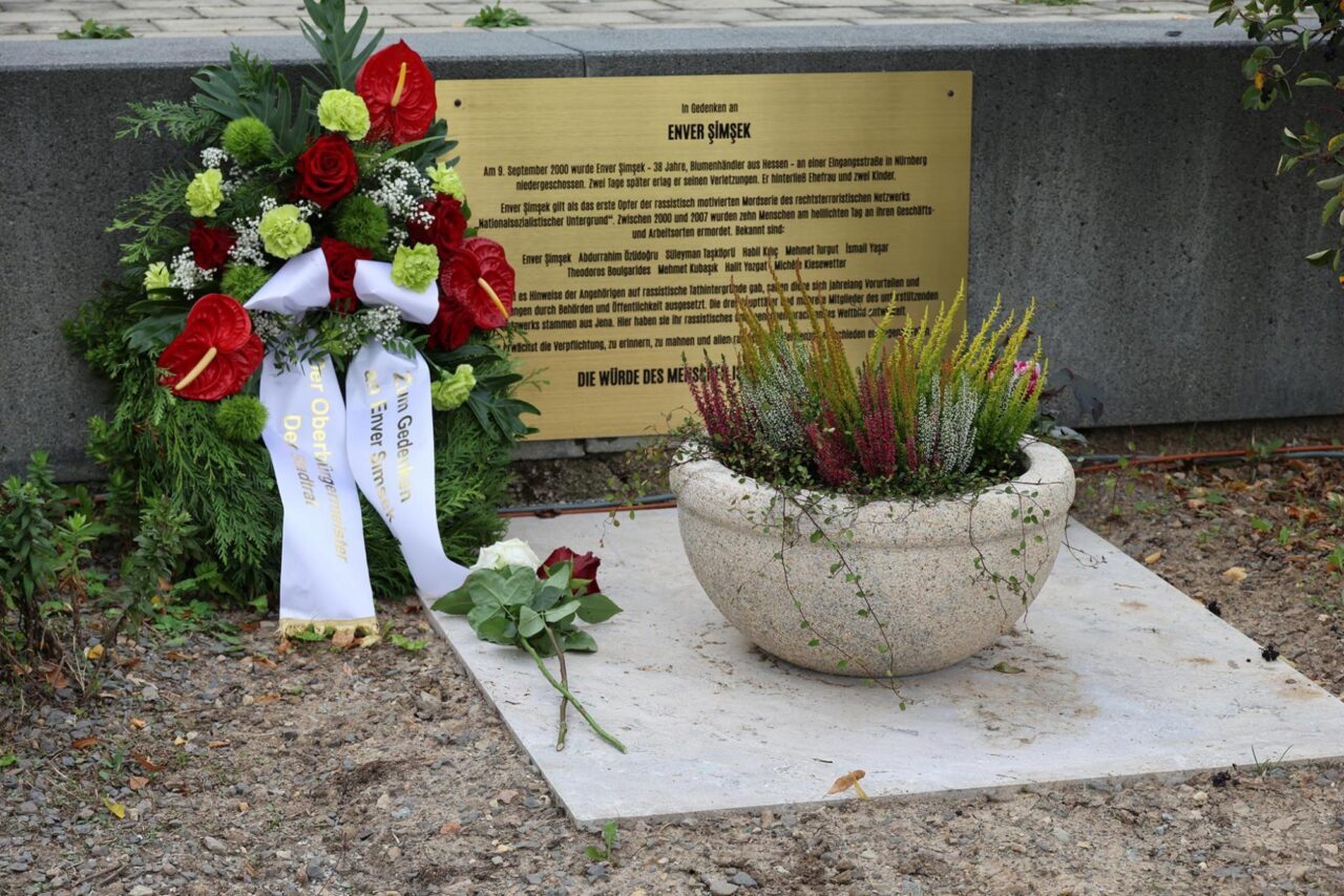 Zum 25. Todestag von Enver Şimşek versammelten sich zahlreiche Menschen in Jena-Winzerla an der Gedenktafel. Foto: Stadt Jena