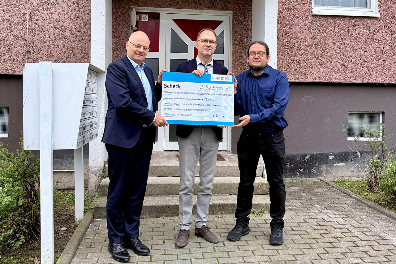 Modernisierung der Wohngebäude Friedrich-Zucker-Straße. (v.r.n.l) jenawohnen Geschäftsführer Tobias Wolfrum, Staatssekretär Dr. Tobias J. Knoblich und Ortsteilbürgermeister von Winzerla Markus Meß. Foto: Gunnar Poschmann/jenawohnen GmbH