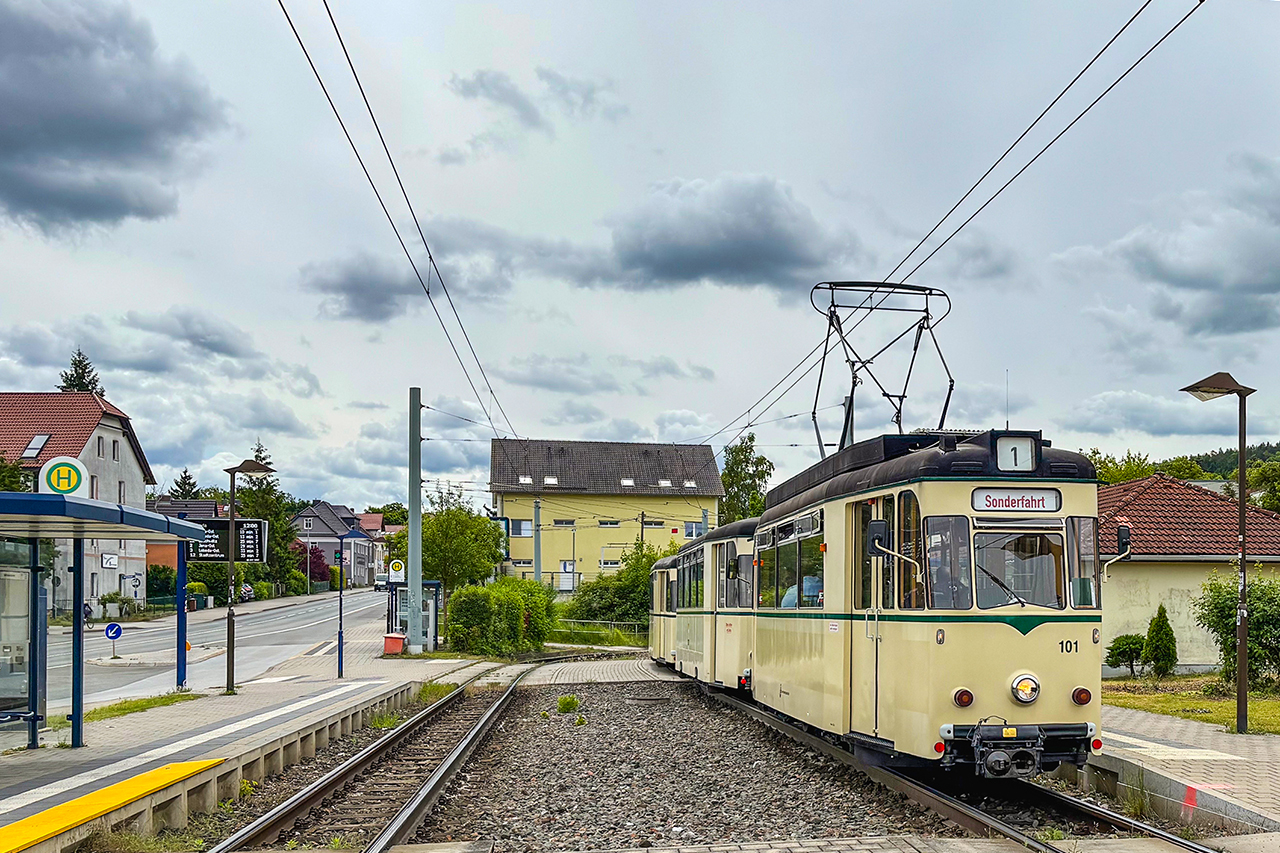 Zwischen 10:00–13:00 Uhr und 14:00–18:00 Uhr können Fahrgäste mit dem historischen Zug zwischen den Haltestellen Winzerla und Nordschule fahren – ganz regulär im VMT-Tarif oder mit dem Deutschlandticket. Foto: Jenaer Nahverkehr