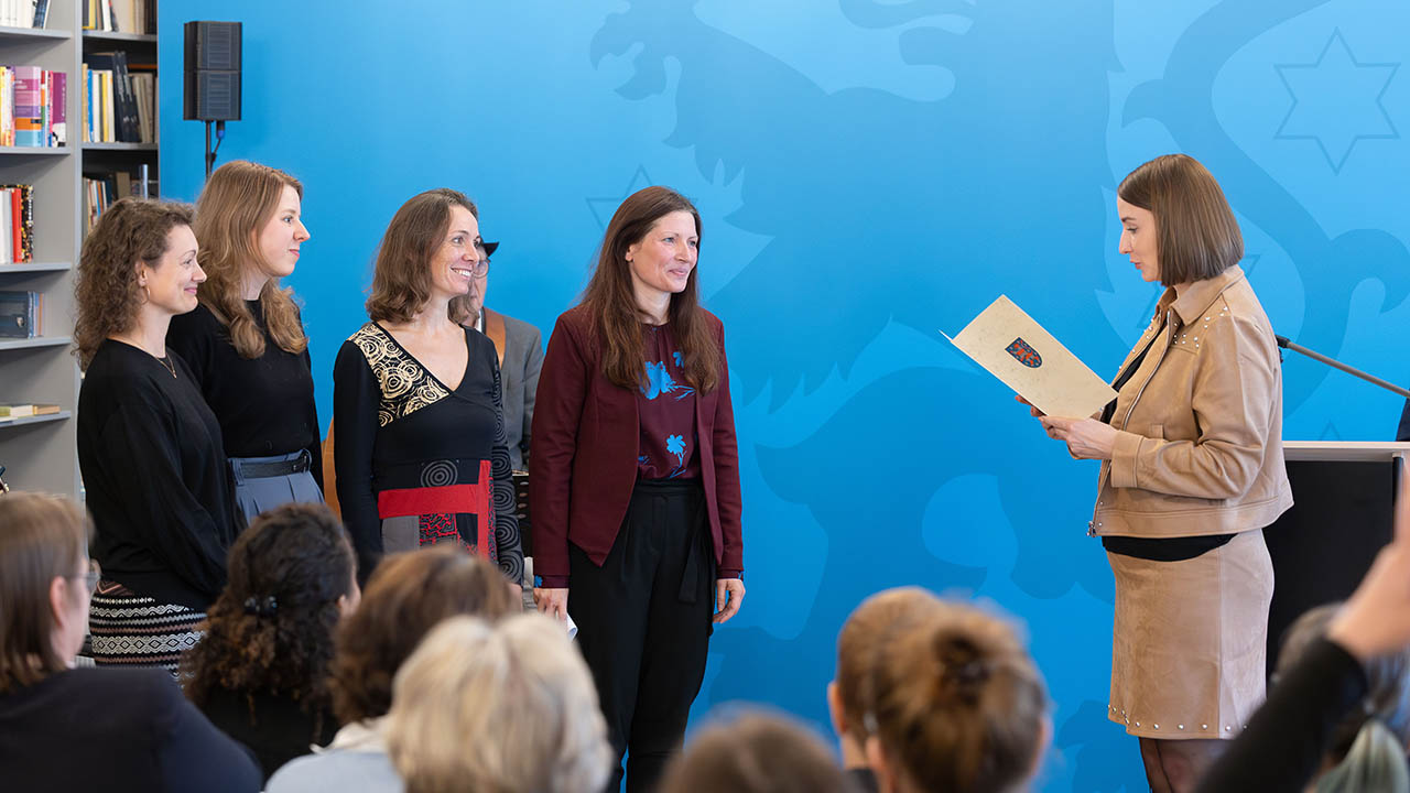 Forschende der Universität Jena und des Universitätsklinikums sind in der Kategorie „Alternativen zum Tierversuch“ ausgezeichnet worden. Foto: hüringens Sozialministerin Katharina Schenk (v. r. n. l.) überreicht die Auszeichnung an Projektleiterin Dr. Maria Witt-Wallert, Dr. Betty Hebecker, Anja Geisler und Yvonne Hupfer. Fotograf: TMSGAF/Delf Zeh