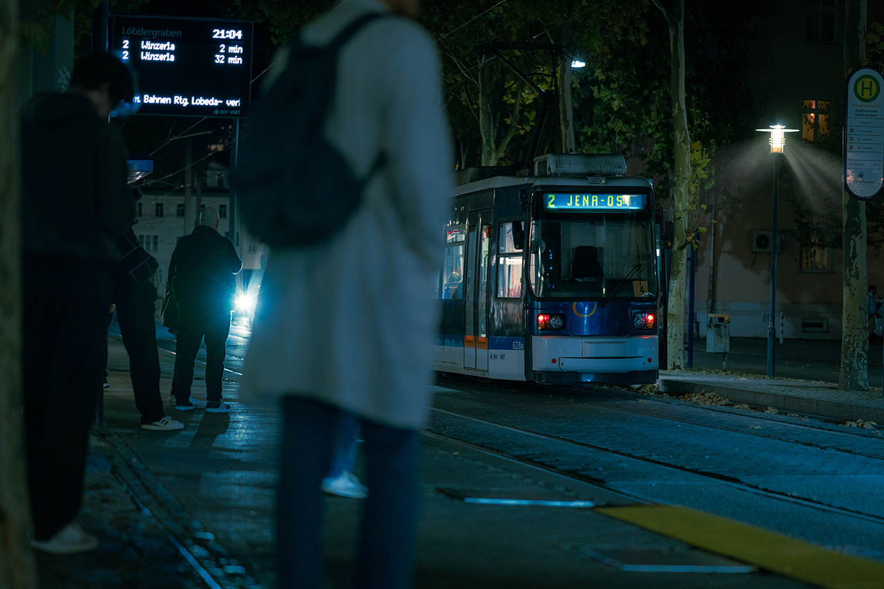 Wegen Bauarbeiten fährt die Straßenbahn Linie 2 in Jena-Ost nicht. Ersatzbusse übernehmen vom 6.–10. Oktober. Alle Infos zu Umleitung und Fahrplan. Gfx. Frank Liebold // Jenafotografx