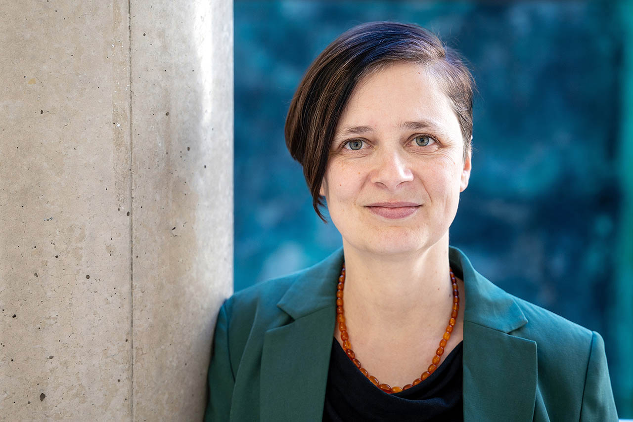 Dr. Diana Feick erforscht an der Uni Jena digitalen Sprachunterricht und interkulturelles Lernen. Fokus: Interaktion, KI und hybride Lehrformate. Foto: Nicole Nerger/Universität Jena Dr. Diana Feick erforscht an der Uni Jena digitalen Sprachunterricht und interkulturelles Lernen. Fokus: Interaktion, KI und hybride Lehrformate. Foto: Nicole Nerger/Universität Jena