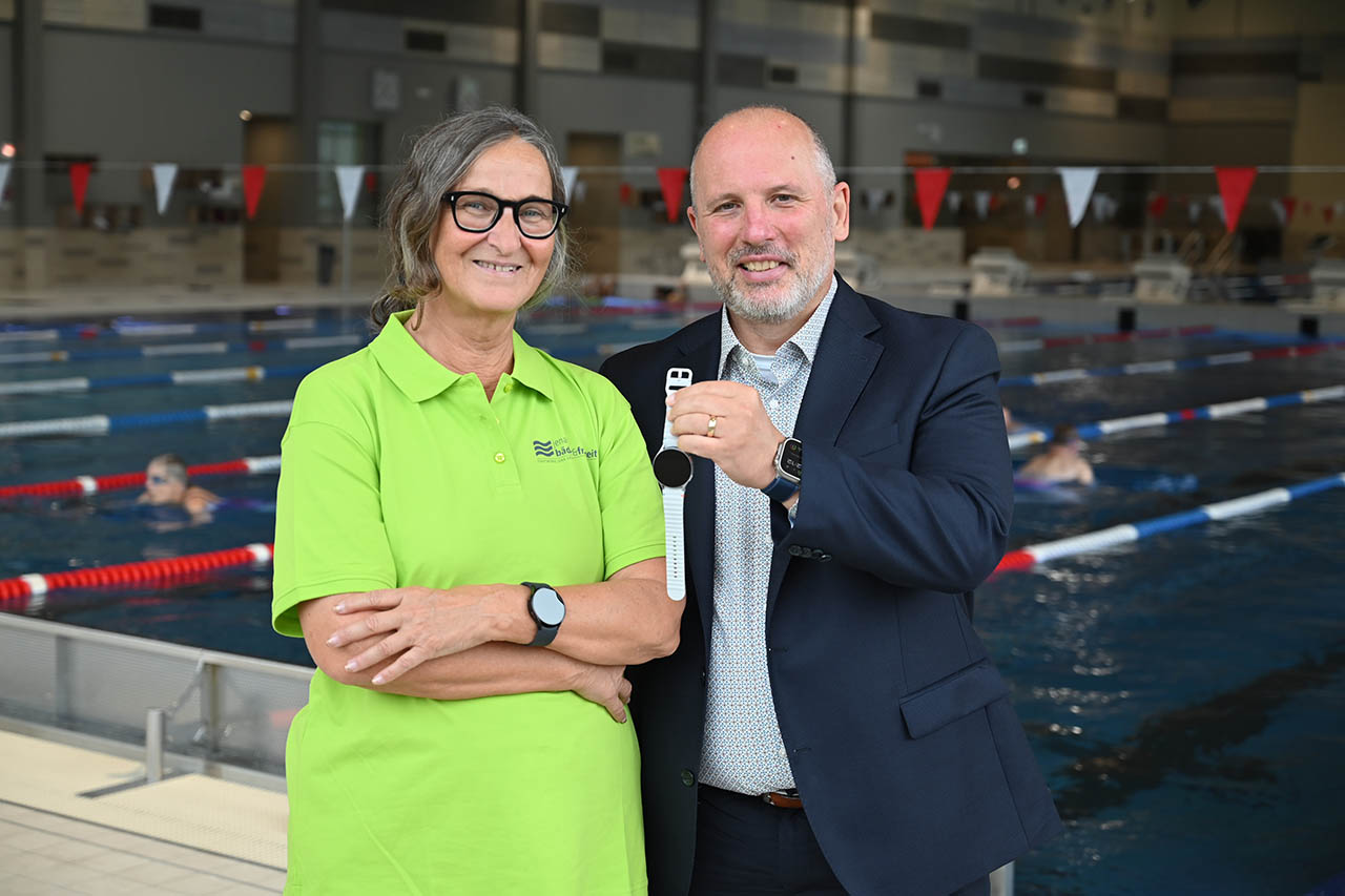 Bernhard Dengel, Geschäftsführer der Jenaer Bäder, und Rettungsschwimmerin Elke Tischendorf mit der neuen Smartwatch, die künftig die Sicherheit der Badegäste im Schwimmparadies per KI unterstützt. Foto: Tina Schnabel, Stadtwerke Jena Bernhard Dengel, Geschäftsführer der Jenaer Bäder, und Rettungsschwimmerin Elke Tischendorf mit der neuen Smartwatch, die künftig die Sicherheit der Badegäste im Schwimmparadies per KI unterstützt.  Foto: Tina Schnabel, Stadtwerke Jena