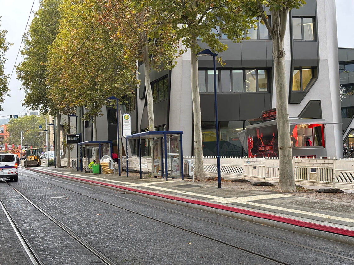 Die Bauarbeiten am Löbdergraben in Jena sind beendet: Ab 8. Oktober ist auch die Haltestelle Richtung Lobeda wieder barrierefrei nutzbar. Bauarbeiten am Löbdergraben in Jena erfolgreich abgeschlossen. Foto: Falk Hamann/JNV