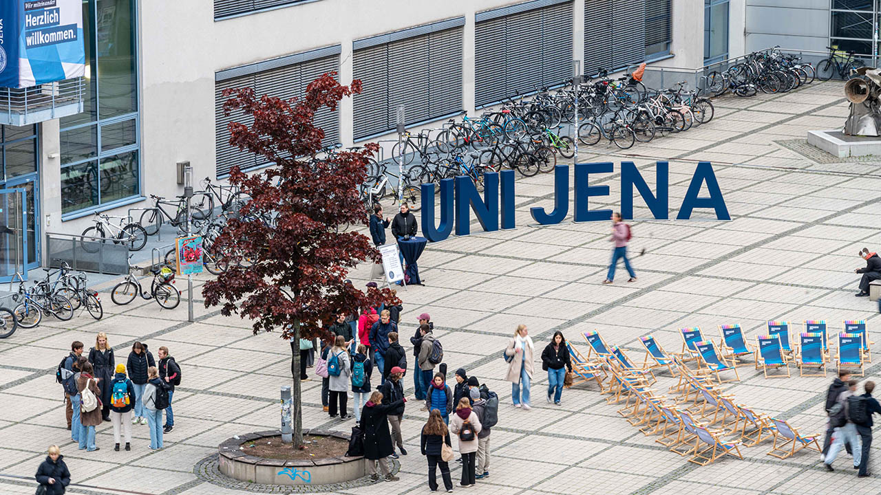 Blick auf den Campus am Ernst-Abbe-Platz während der Studieneinführungstage an der Universität Jena (Foto: Nicole Nerger/Universität Jena)